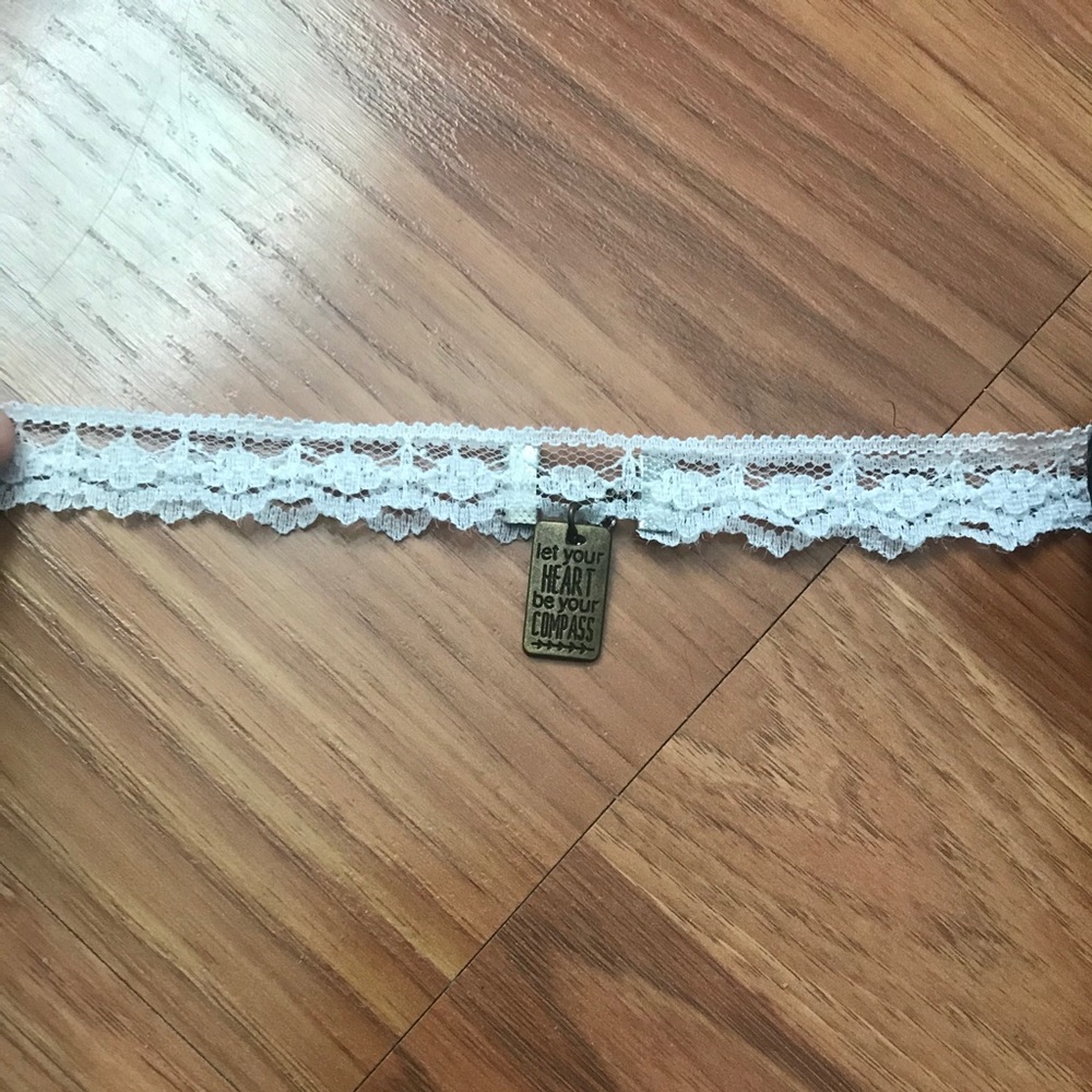 Whir lace charm choker